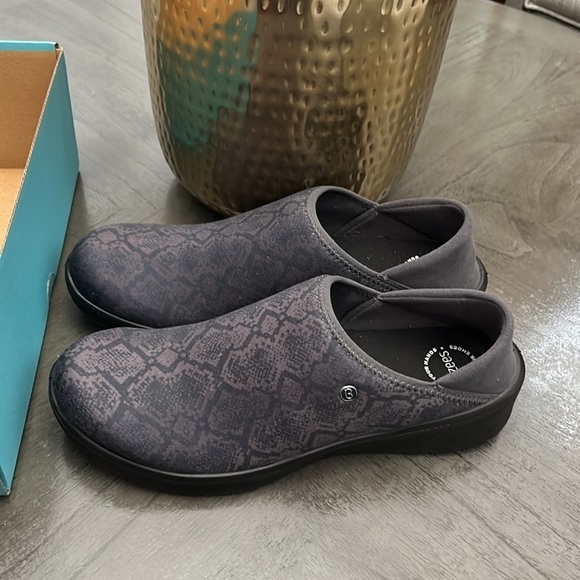 BZees Getaway Slip-On Sneaker (Women) - Picture 7 of 11